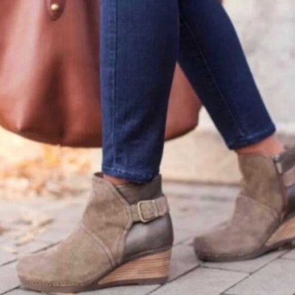 Dansko Shirley Taupe Suede Ankle Booties Size 40/ 9.5 - Picture 1 of 13